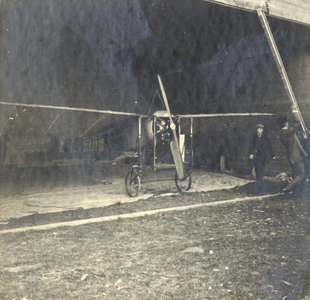 98414 Afbeelding van de Blériot-Monoplane, het vliegtuig waarmee de Belgische luchtvaartpionier Jan Olieslaegers een ...